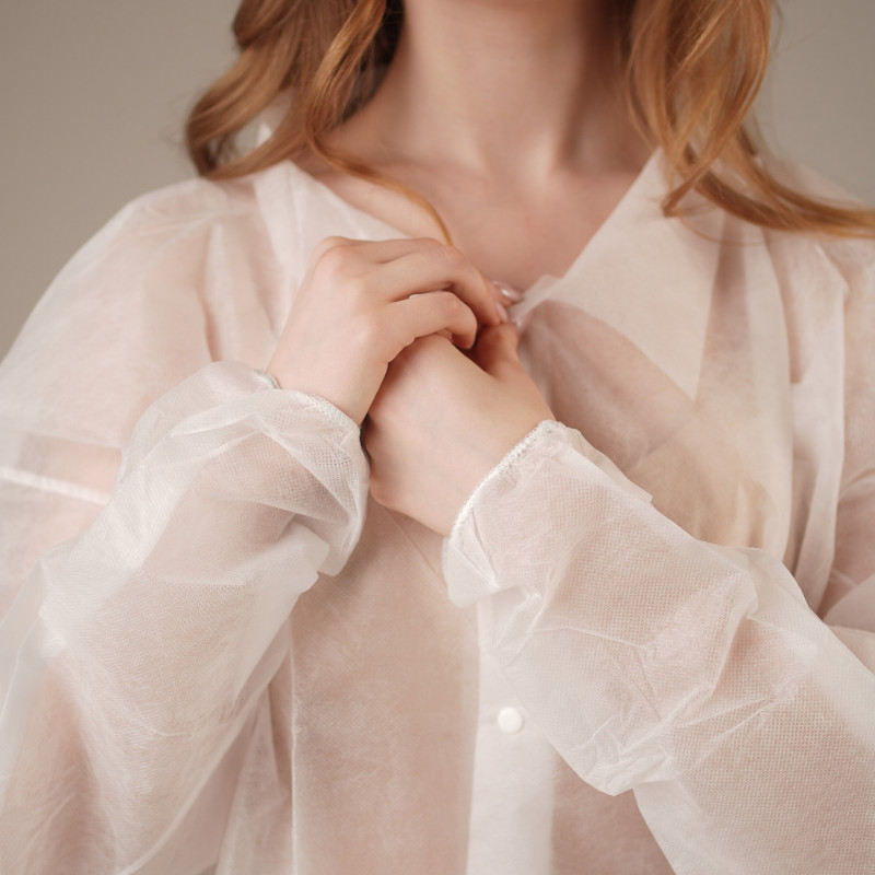 Халат медицинский на КНОПКАХ, 20 г/м2, L (10 шт/уп; 50 шт/кор) (, белый)